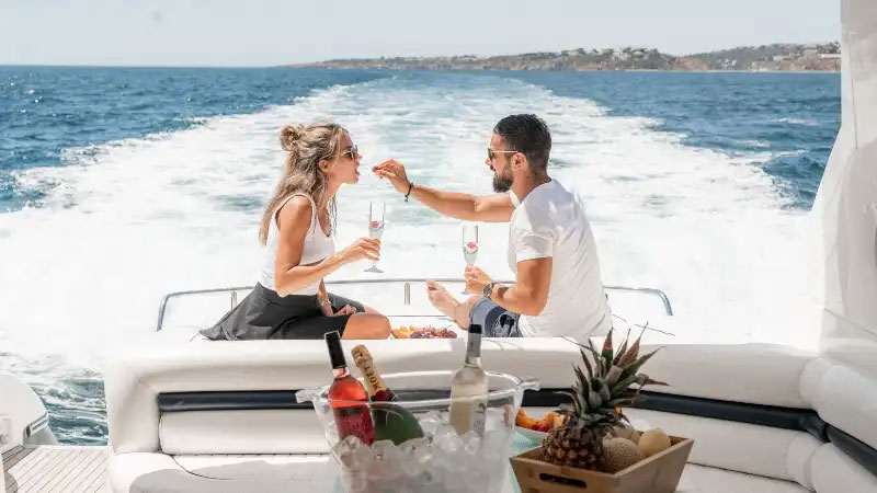 Снимка към блог статия Изненадайте любим човек с романтична вечеря на яхта
